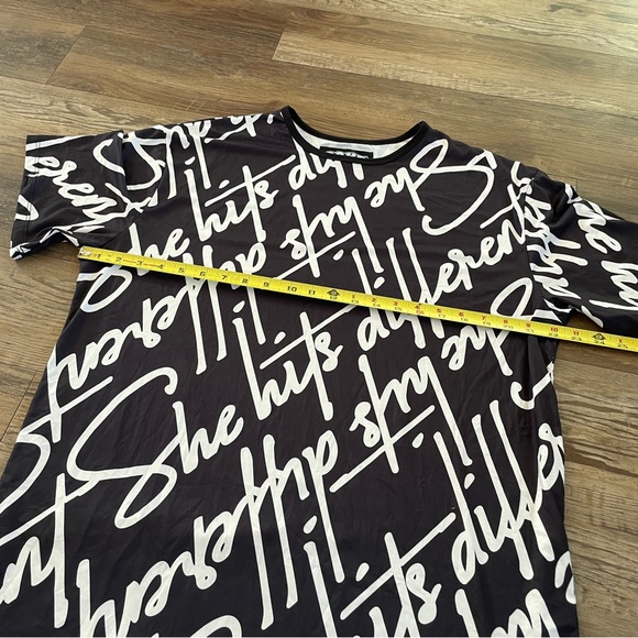 CAKE She Hits Different signature tee L - Picture 7 of 8